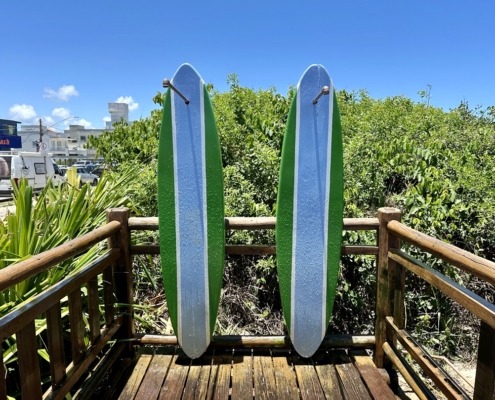 Pranchas com chuveiro praia de Guriri (1)