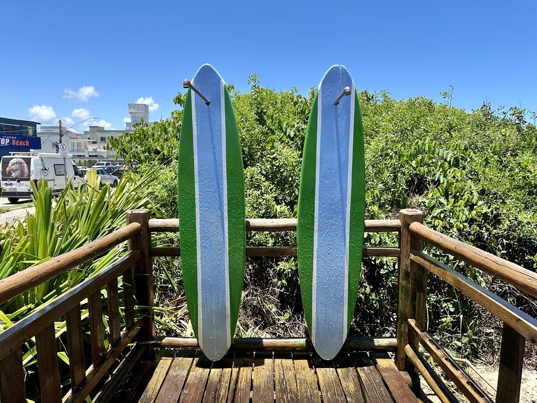 Pranchas com chuveiro praia de Guriri (1)