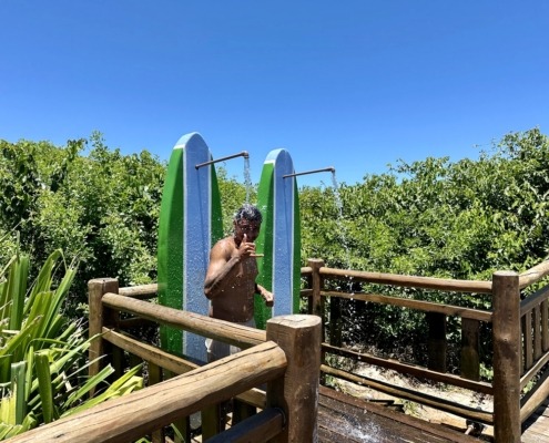 Pranchas com chuveiro praia de Guriri (2)