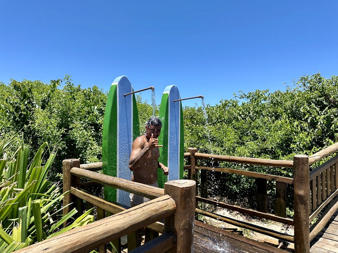 Pranchas com chuveiro praia de Guriri (2)