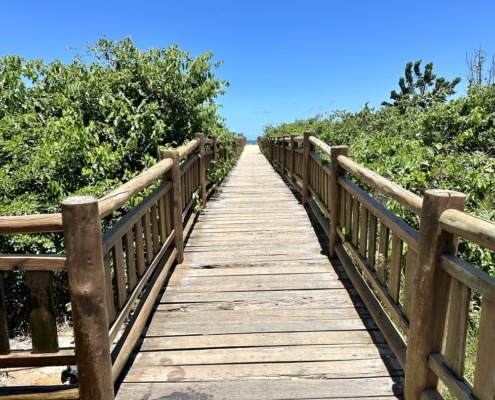 Pranchas com chuveiro praia de Guriri (3)