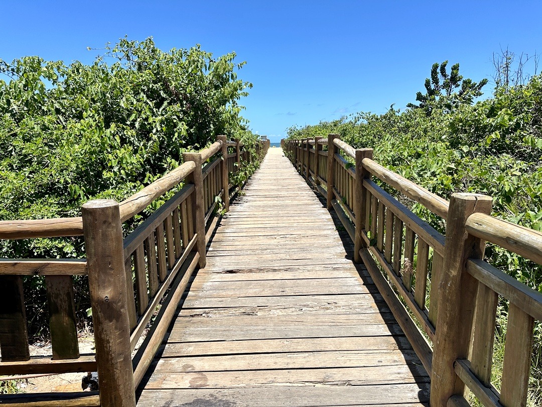 Pranchas com chuveiro praia de Guriri (3)
